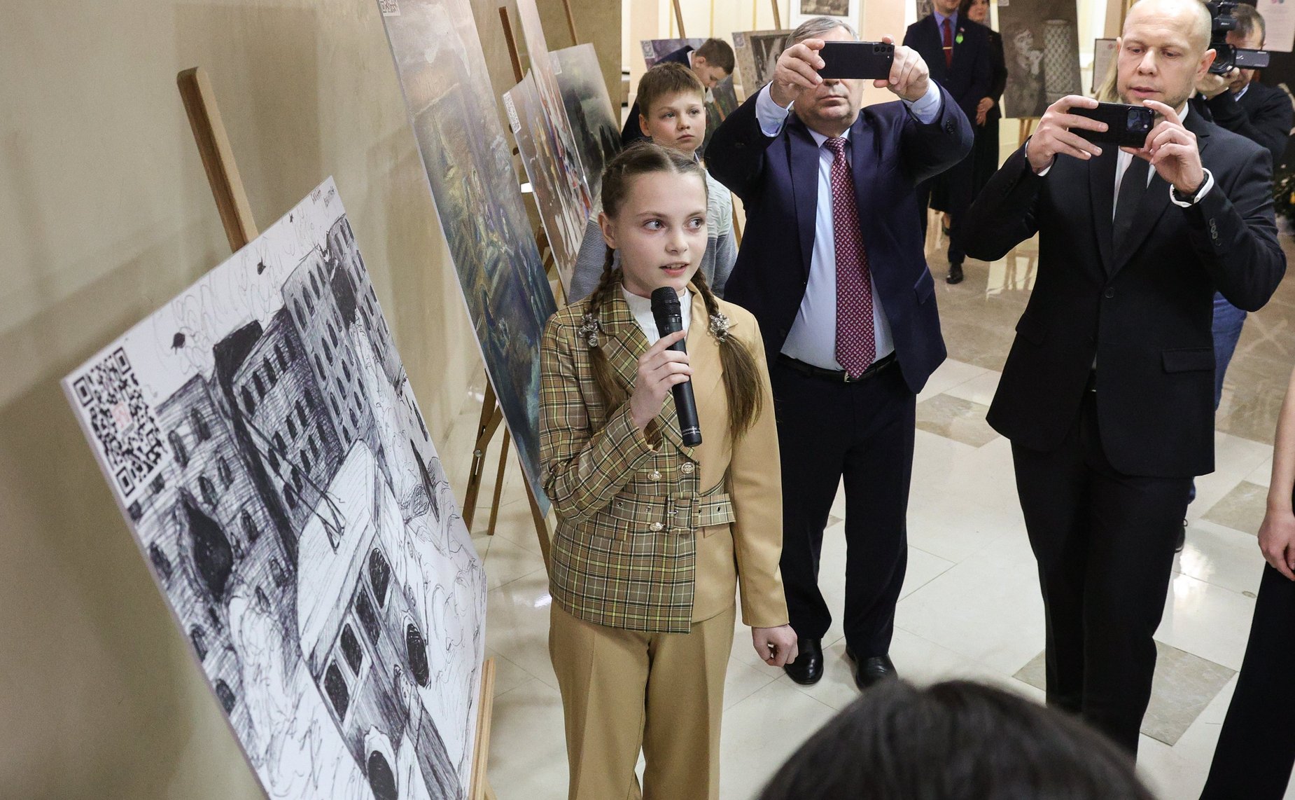 В Совете Федерации открылась выставка картин победителей конкурса детского рисунка, посвященного 80-летию прорыва блокады Ленинграда «Жизнь, деленная на граммы»