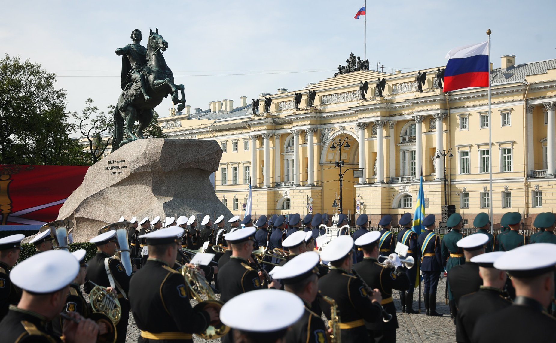 Возложение цветов к памятнику Петру I на Сенатской площади