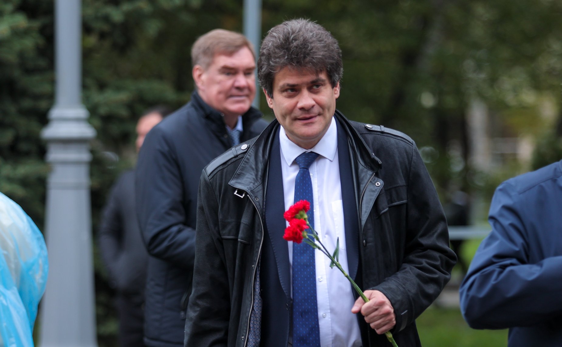 Сенаторы РФ возложили цветы к мемориалу Воину-освободителю в парке им. Ленинского комсомола в Махачкале (фото пресс-служба Министерства экономики и территориального развития Республики Дагестан)