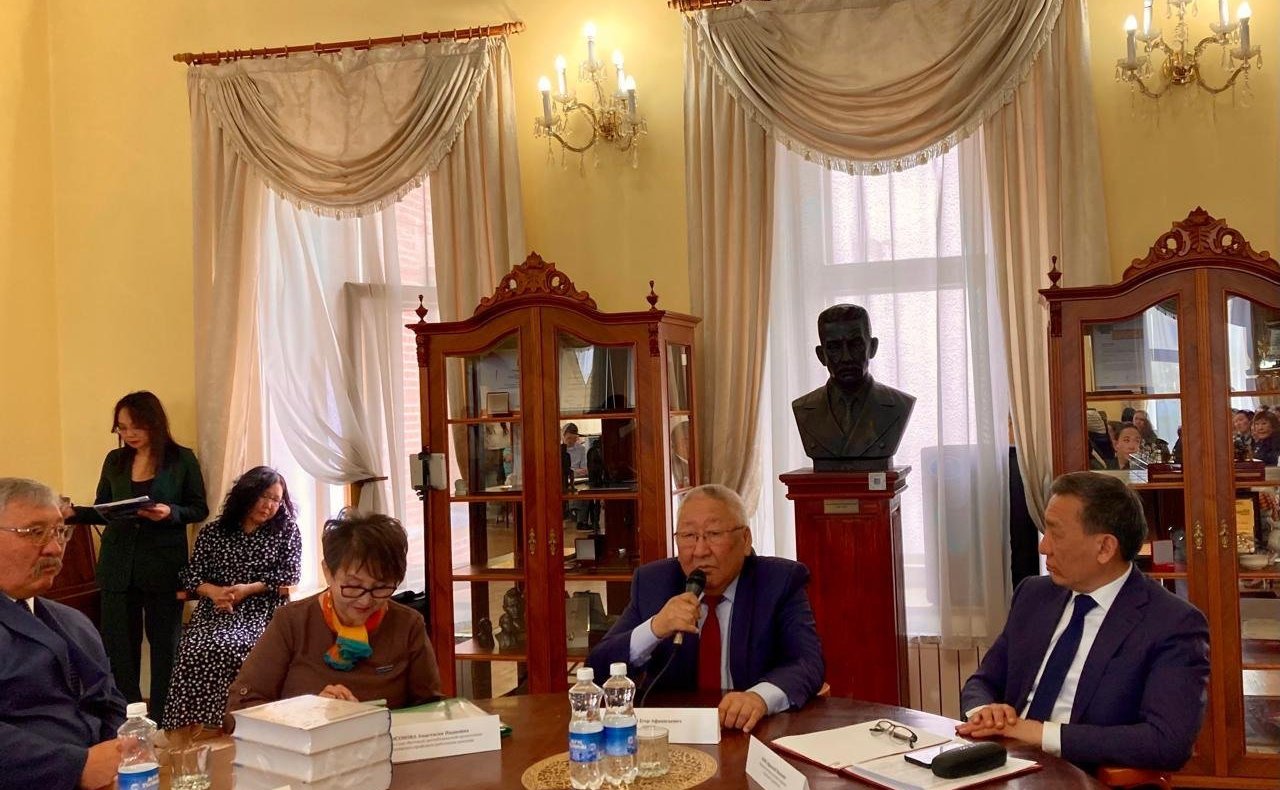 Егор Борисов в торжественной обстановке выразил слова благодарности работникам библиотечной системы родной Якутии