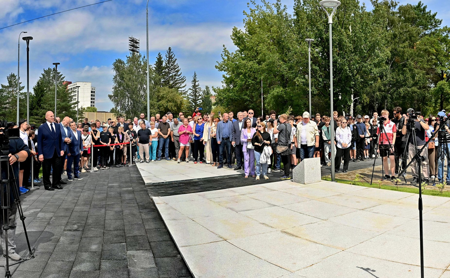 Александр Карелин открыл в Омске сквер памяти Анатолия Тарасова