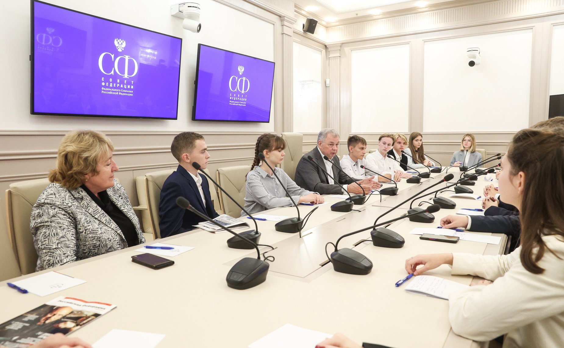 Встреча председателя Комитета по бюджету и финансовым рынкам Анатолия Артамонова с учащимися МБОУ Лицей №9 им. К.Э. Циолковского Калужской области