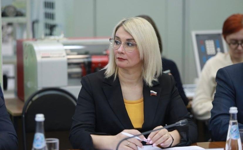 Наталия Косихина и Александр Русаков, представляющие Ярославскую область в СФ, вместе с Министром науки и высшего образования РФ Валерием Фальковым провели рабочую встречу с руководством и ведущими учеными ЯРГУ им. П.Г. Демидова