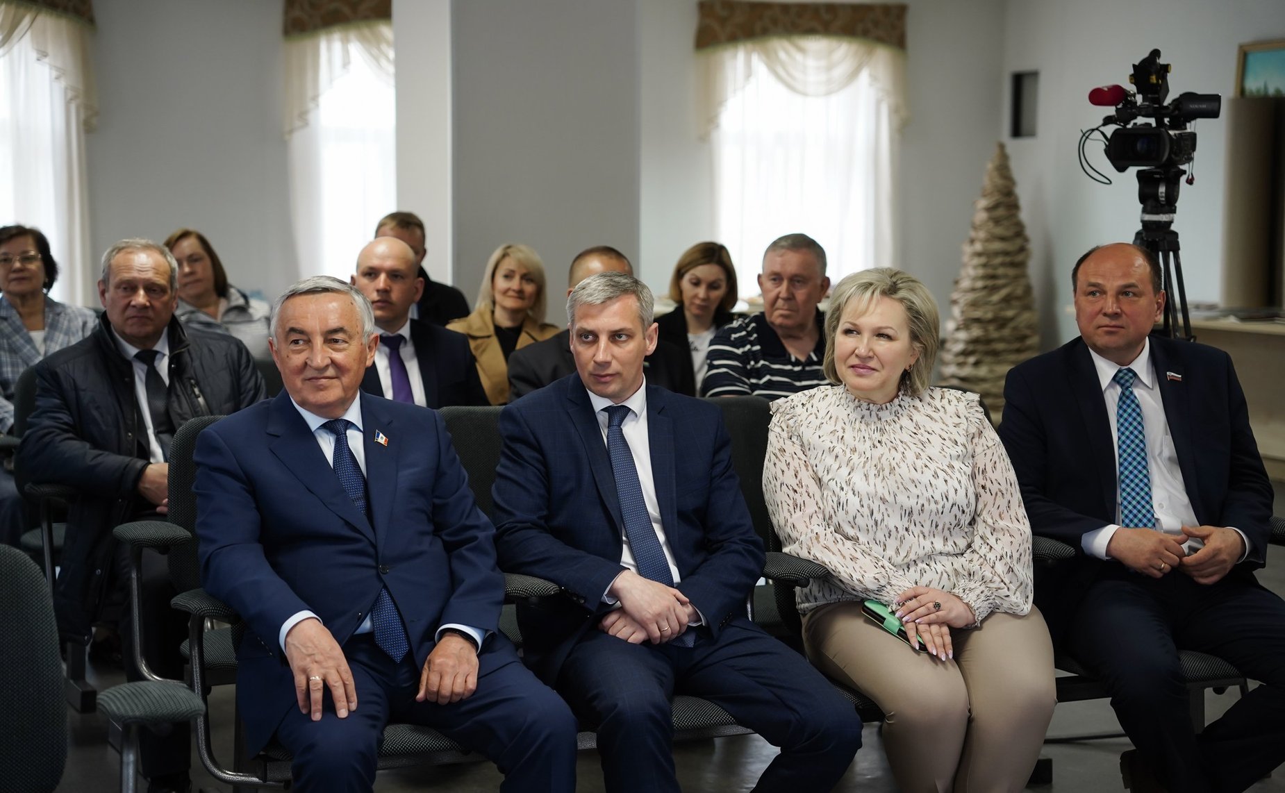 Елена Писарева в ходе рабочей поездки в регион посетила Вельгийскую бумажную фабрику