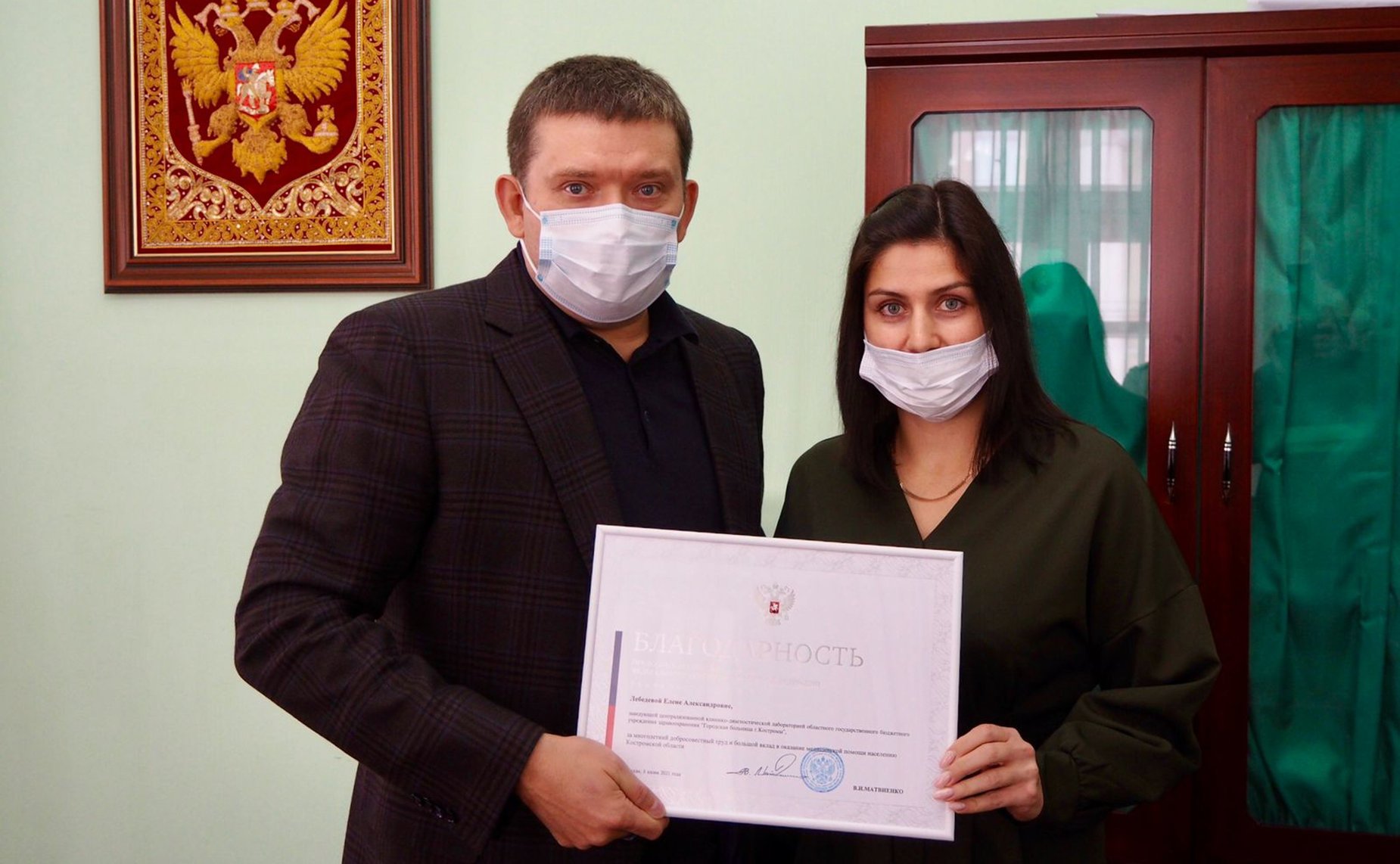 Николай Журавлев вручил благодарность Председателя Совета Федерации врачам