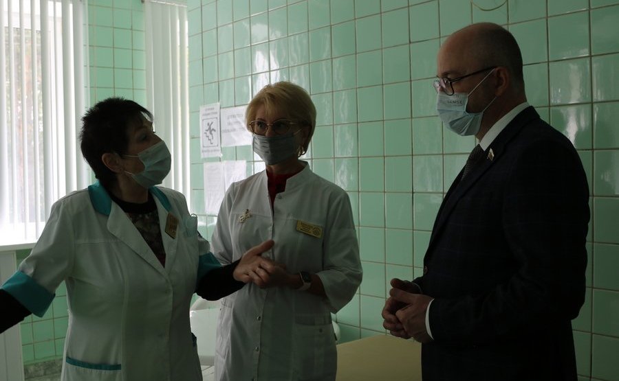 Олег Цепкин в ходе поездки в регион проинспектировал работу двух промышленных предприятий Сосновского района