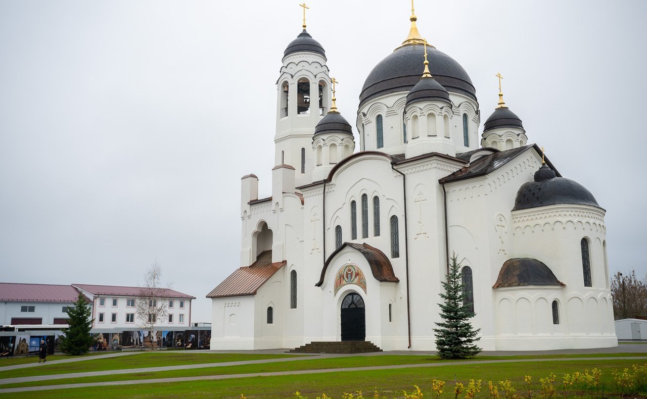 Анатолий Артамонов совершил рабочую поездку в Боровский муниципальный округ, где принял участие в ряде мероприятий