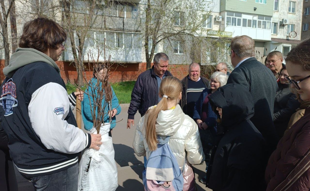 Александр Никитин передал посадочный материал — саженцы рябины и сосны из питомника г. Мичуринска Тамбовской области для закладки аллеи в городе Краснодон Луганской Народной Республики