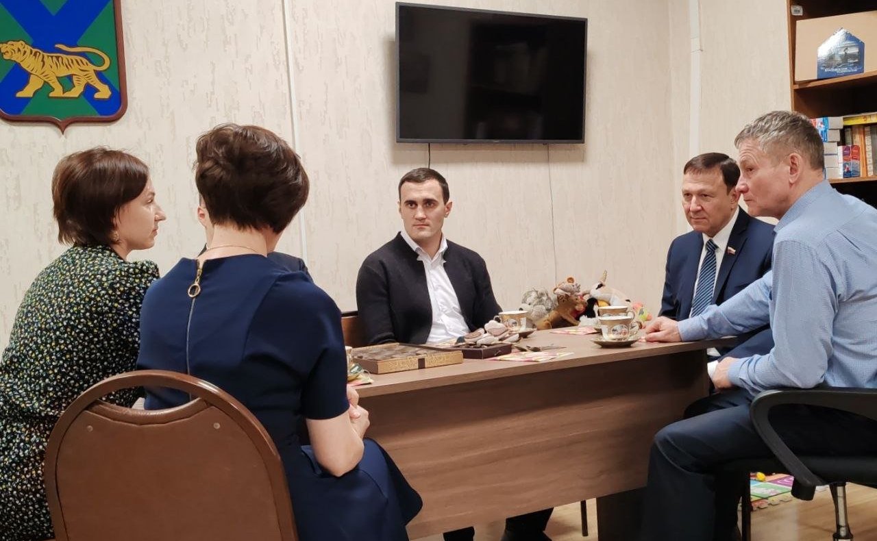 Александр Ролик посетил городское отделение приморского филиала фонда «Защитники Отечества»