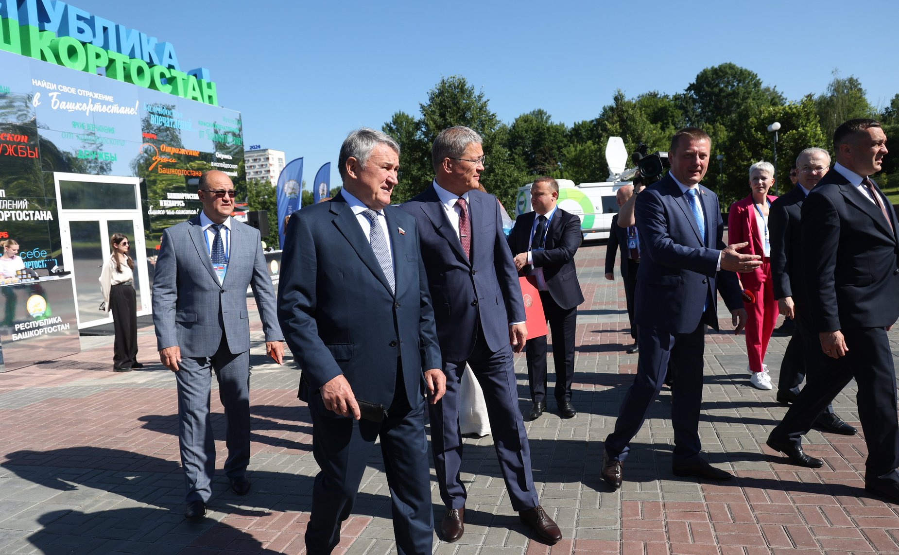 Юрий Воробьёв и заместитель Председателя Совета Республики Сергей Хоменко открыли выставку достижений народного хозяйства в рамках XI Форума регионов Беларуси и России