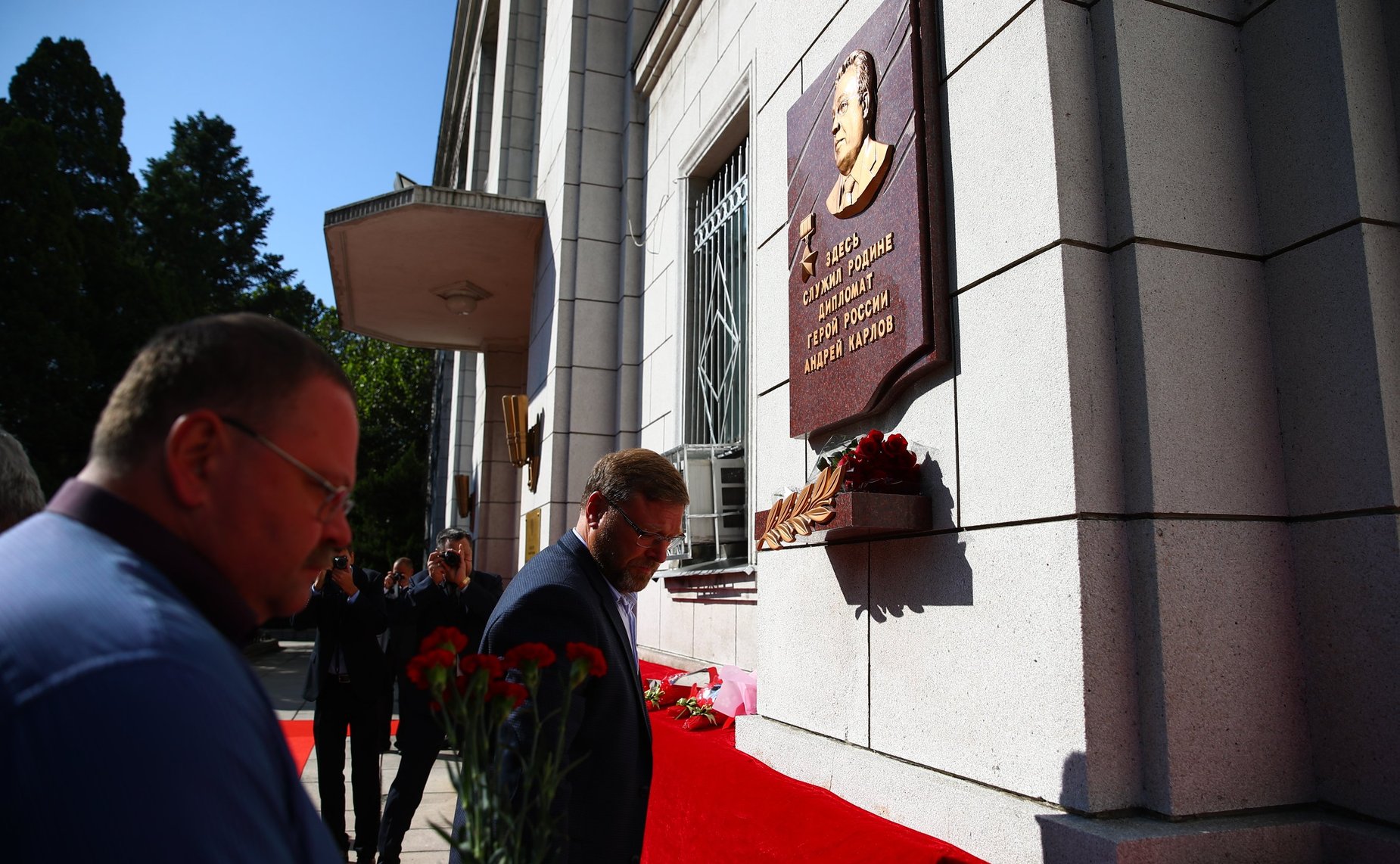 Возложение цветов к памятной табличке Героя России А.Г.Карлова в Посольстве России в КНДР