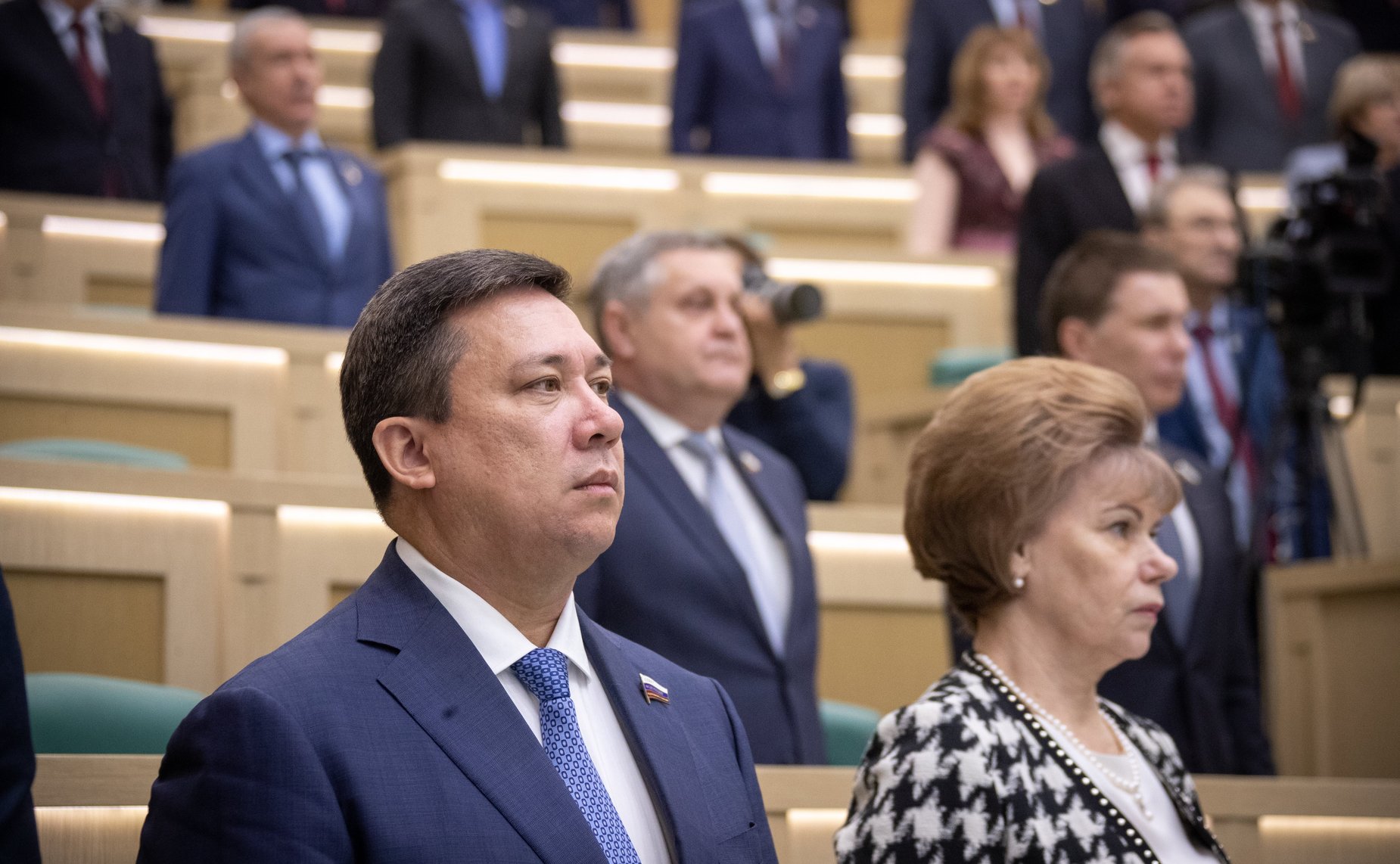 Сенаторы слушают гимн России перед началом 473-го заседания Совета Федерации