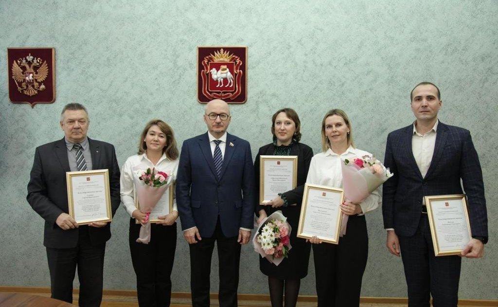 Олег Цепкин наградил активистов проекта «Старшее поколение» и поблагодарил за добросовестный труд и высокий профессионализм в связи с 10-летним юбилеем проекта