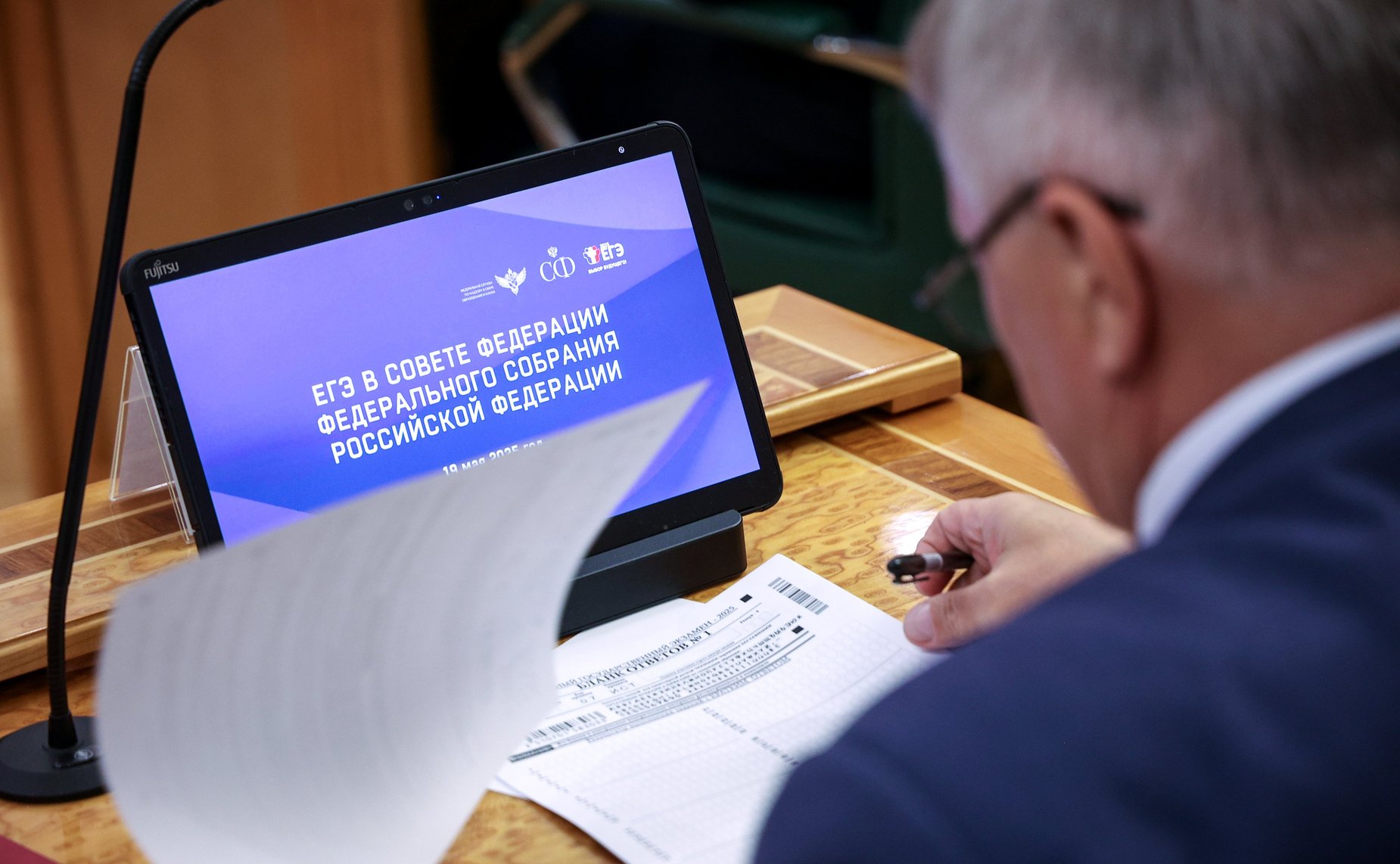 Сенаторы приняли участие в сдаче пробного Единого государственного экзамена