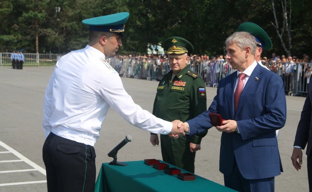 Андрей Серёжников поздравил выпускников Хабаровского пограничного института ФСБ