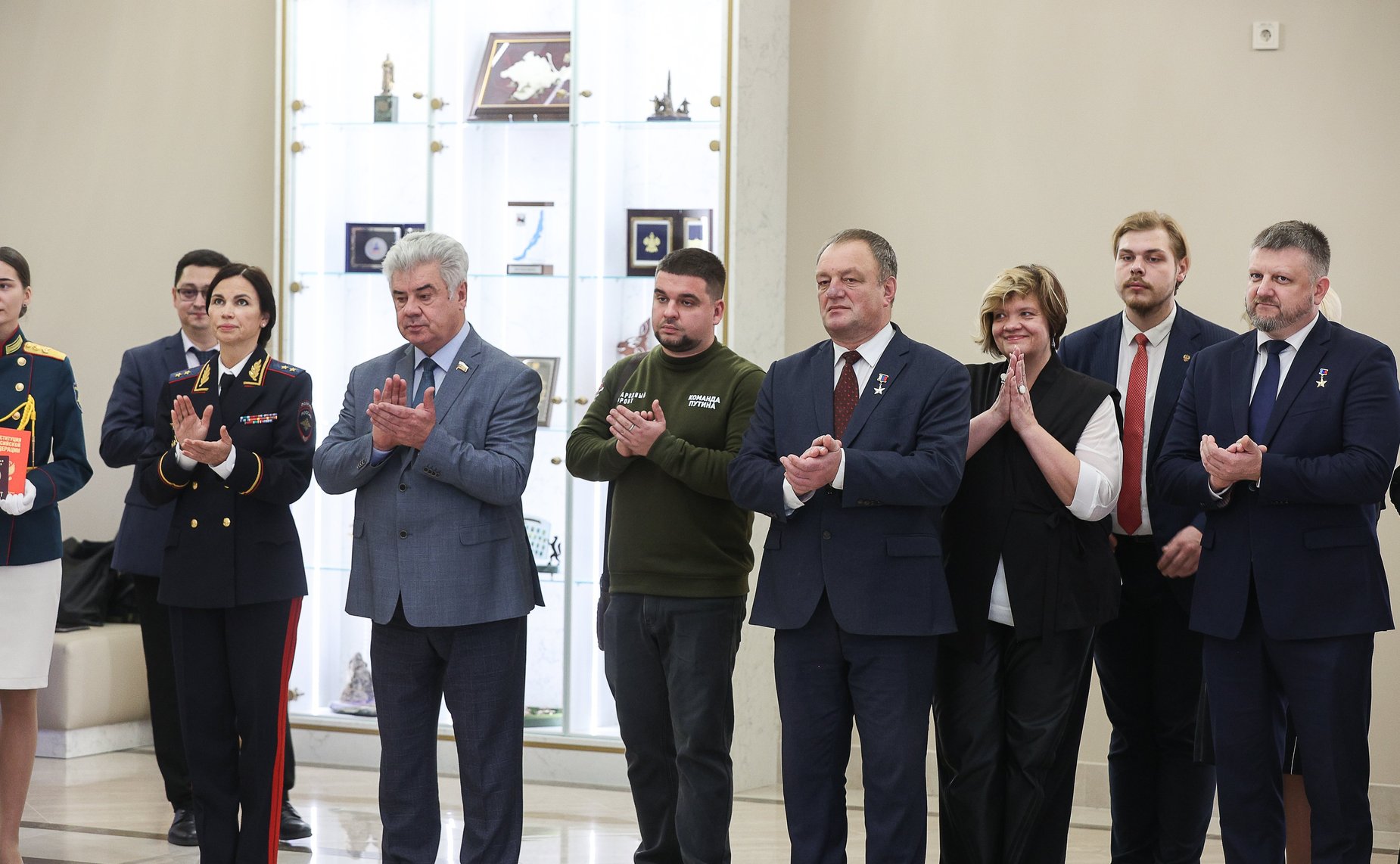 Торжественная церемония вручения паспортов граждан РФ 14-летним жителям Луганской Народной Республики и Херсонской области