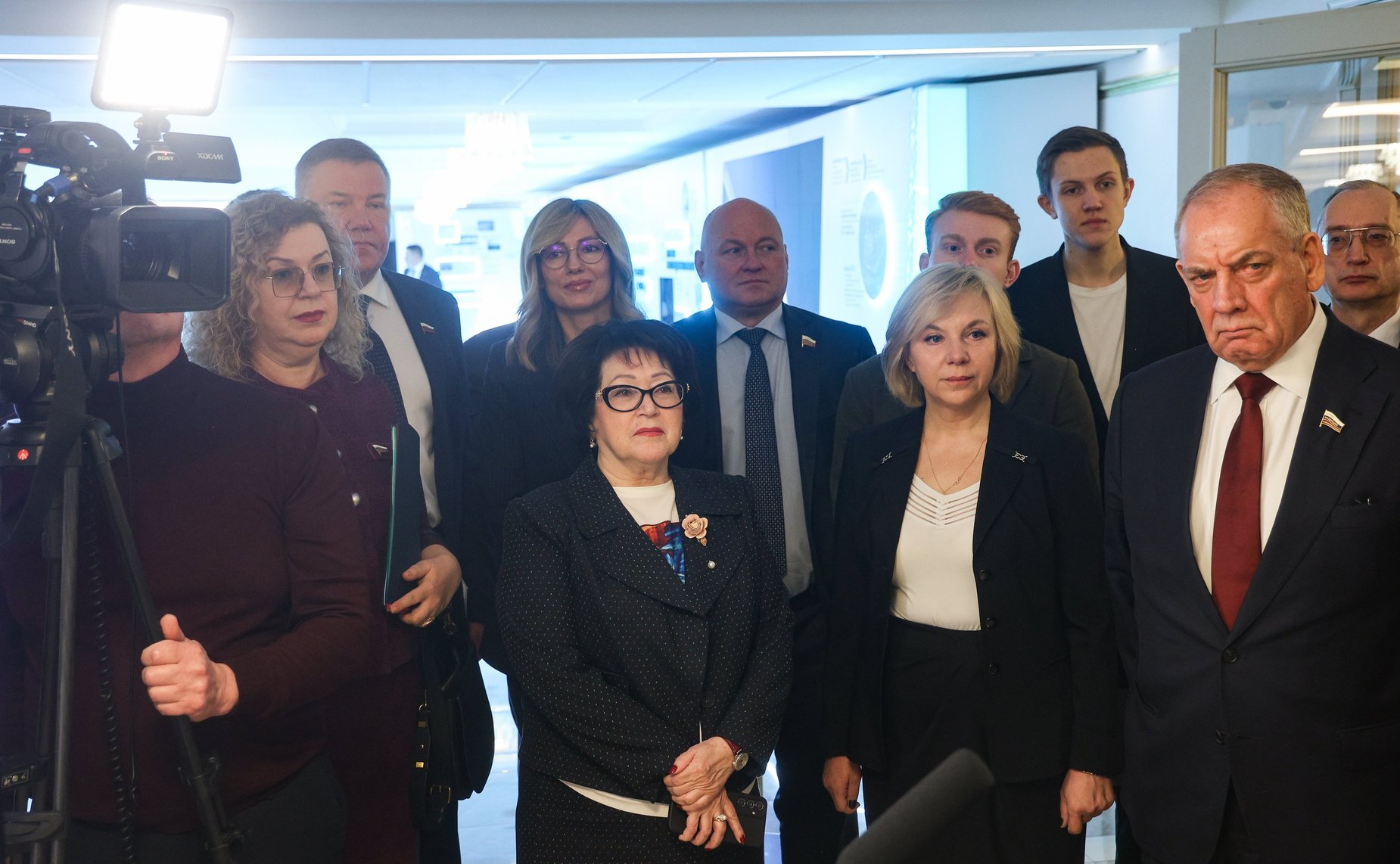 В Совете Федерации открылась фотоэкспозиция «Концертная бригада МГИК. Бойцам СВО»