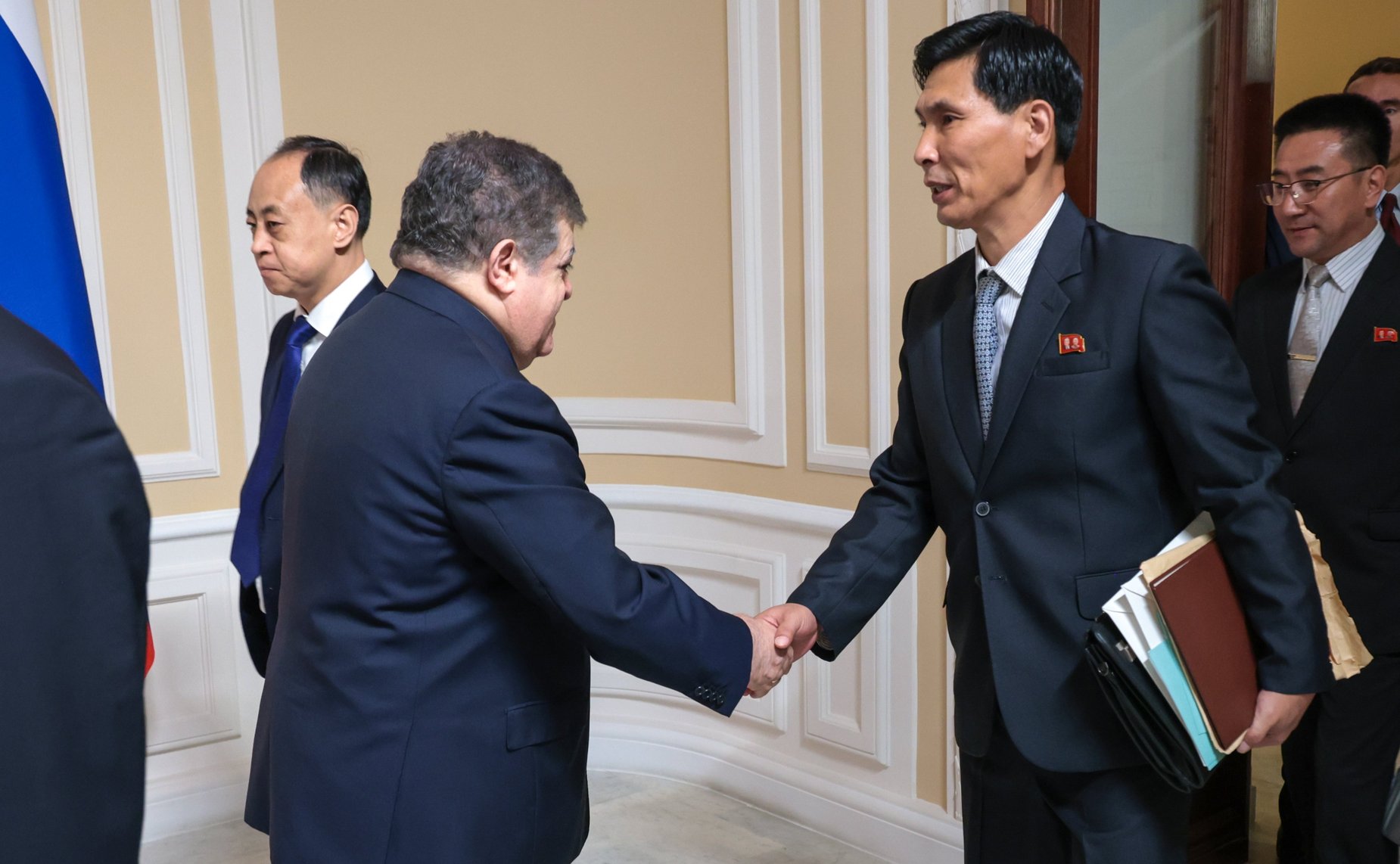 Встреча первого заместителя председателя Комитета СФ по международным делам Владимира Джабарова с руководителем группы содействия развитию корейско-российской дружбы в Верховном народном собрании КНДР Ли Чхолем