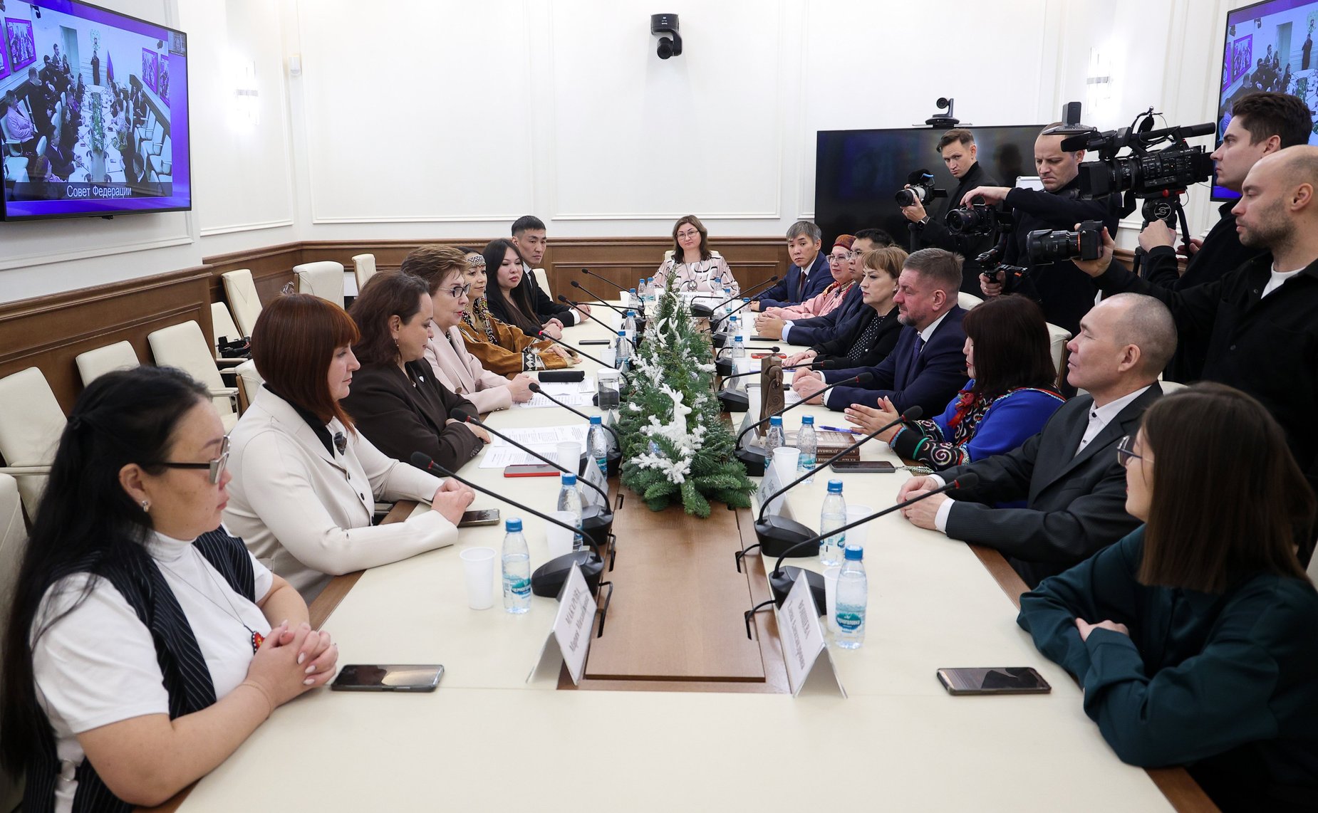 В Совете Федерации состоялась торжественная церемония вручения дипломов выпускникам образовательной программы «Актуальные проблемы и эффективные практики устойчивого развития коренных малочисленных народов Севера, Сибири и Дальнего Востока РФ»