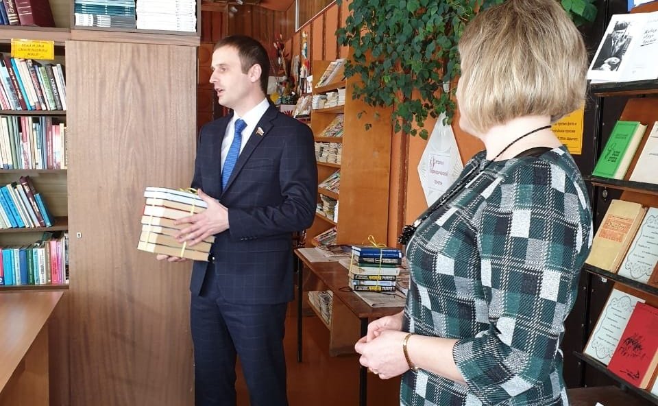 Сергей Леонов посетил сельские библиотеки Починковского района Смоленской области