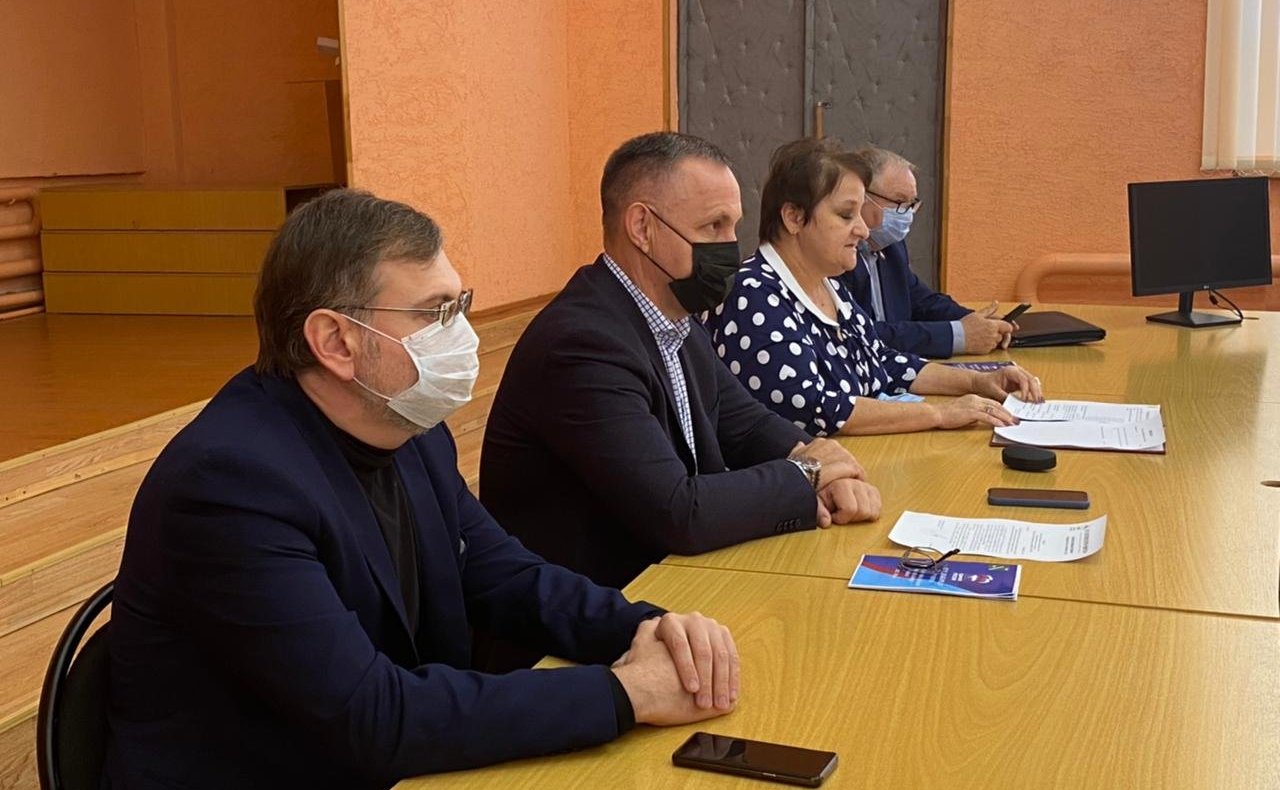 В Александрово-Гайском районе сенатор Олег Алексеев принял участие в заседании Муниципального собрания