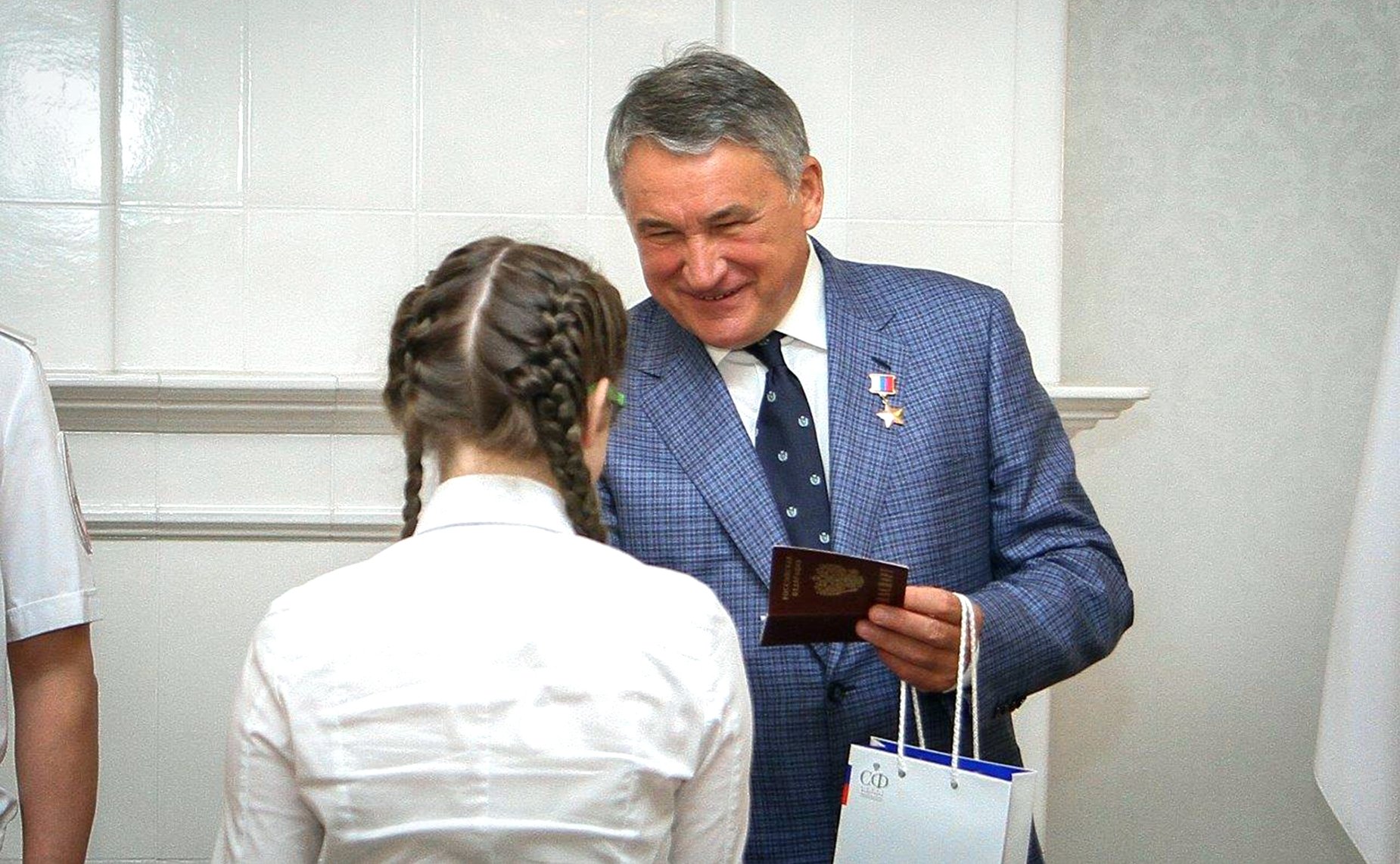 Ю. Воробьев вручил паспорта юным вологжанам