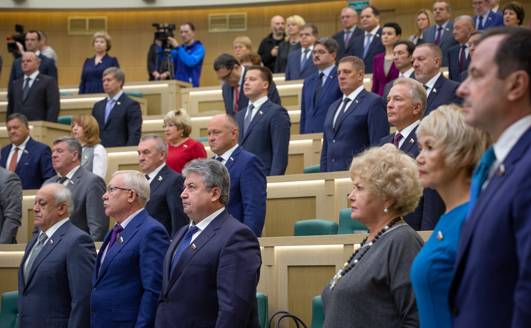 468-е заседание Совета Федерации. Сенаторы исполняют гимн России
