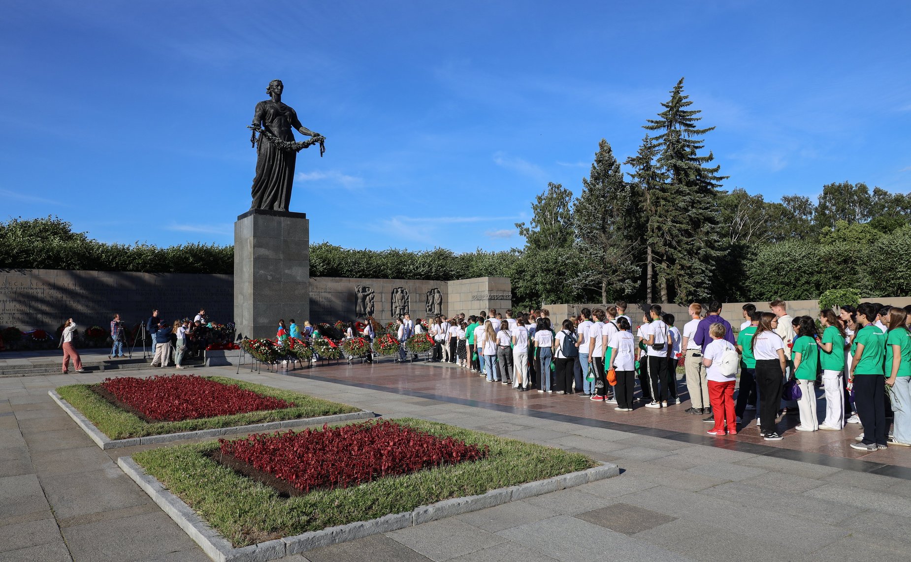 Участники культурно-образовательного проекта «Поезд Памяти» посещают город Санкт-Петербург