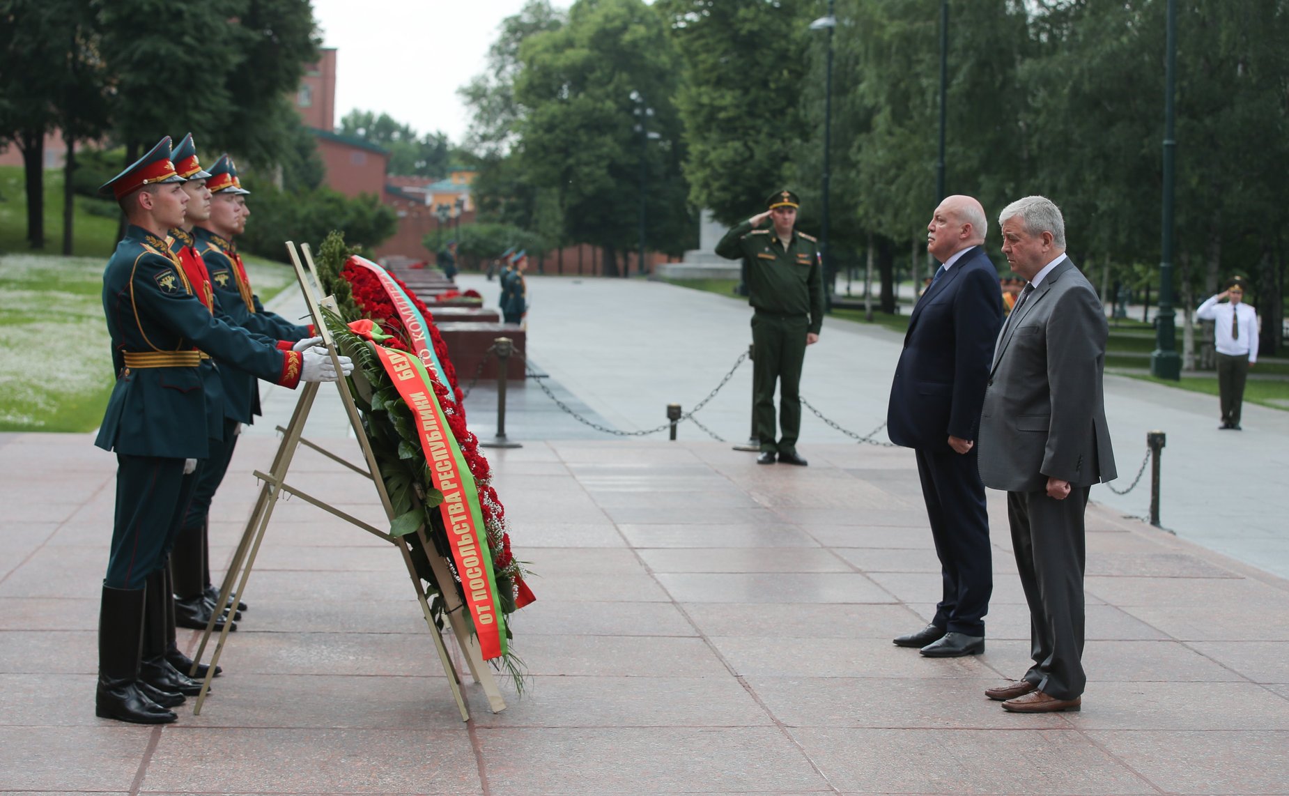 Участие сенаторов РФ в торжественной церемонии возложения венка от Посольства Республики Беларусь в РФ к Могиле неизвестного Солдата и цветов к мемориалам Город-Герой Минск и Брестская Крепость — Герой