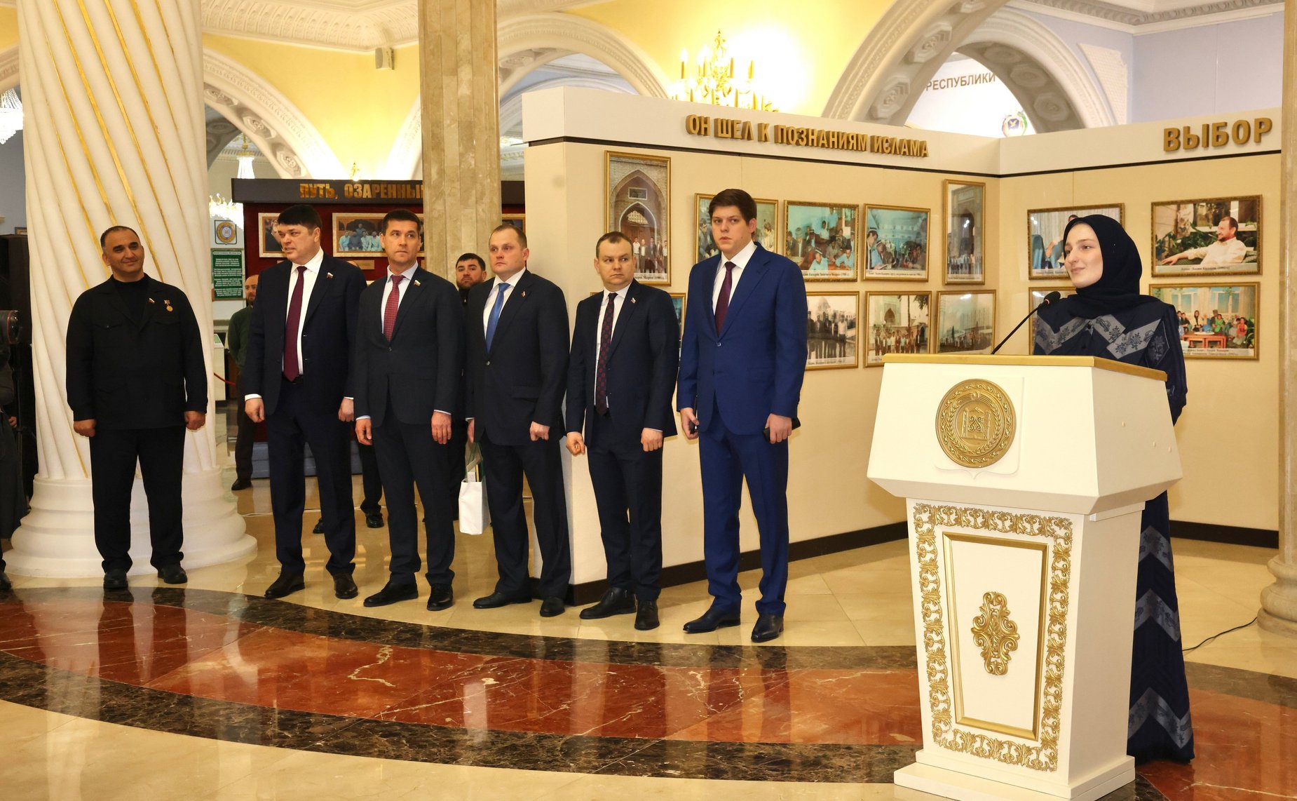 Дмитрий Василенко представил в Чеченской Республике выставку детского рисунка, посвященную 80-летию полного освобождения Ленинграда от фашистской блокады