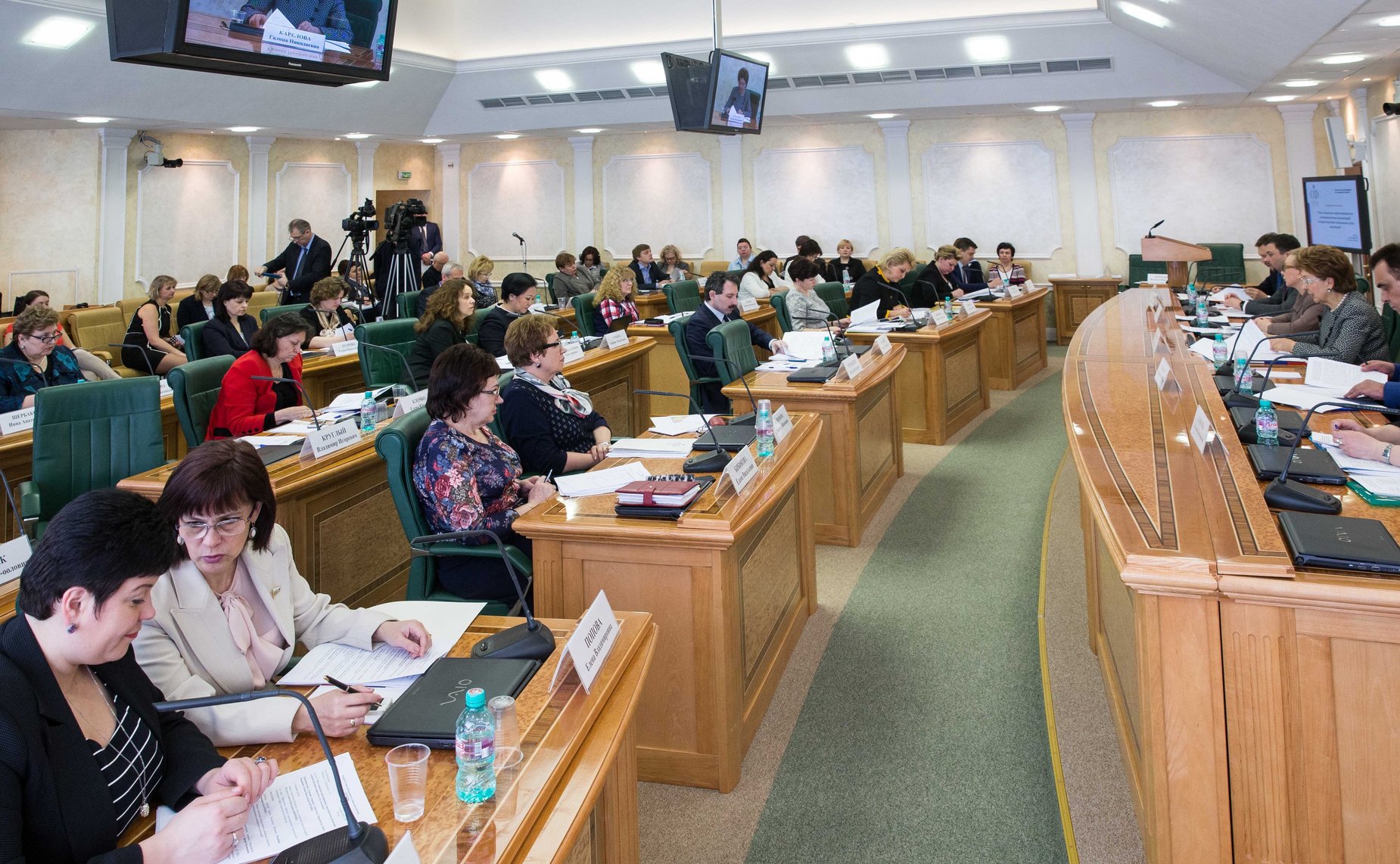 На парламентских слушаниях на тему «Роль социально ориентированных некоммерческих организаций в предоставлении социальных услуг населению»