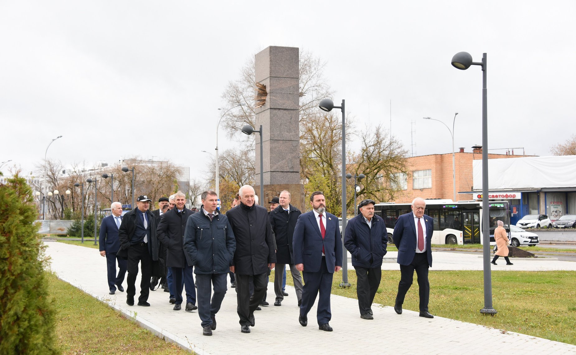 Сенаторы возложили цветы к памятнику испытателям отечественного ядерного оружия