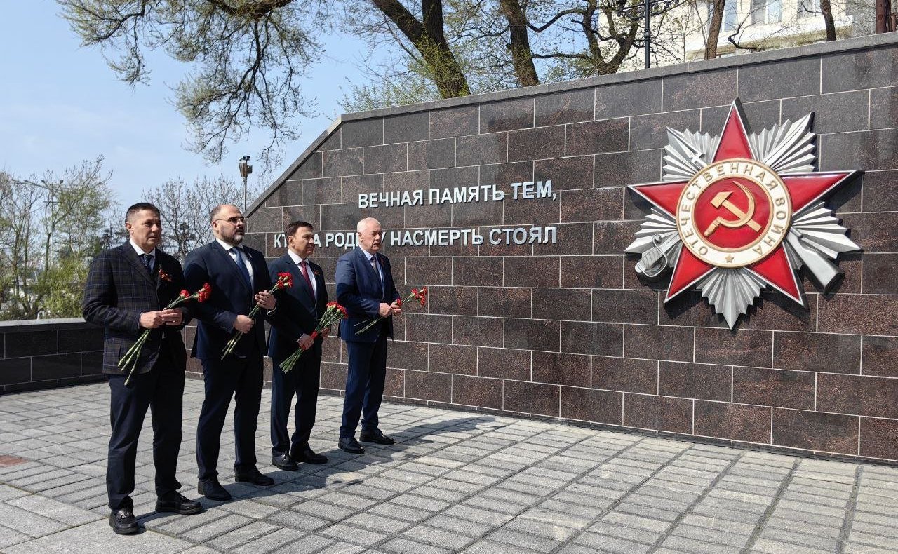 Александр Ролик встретился с ветеранами Великой Отечественной войны и принял участие в возложении венков к Вечному огню мемориала «Боевая слава Тихоокеанского флота»