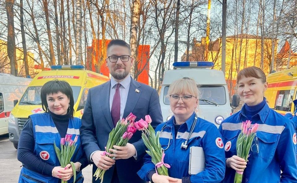 Руслан Смашнев поздравил с 8 Марта сотрудниц Станции скорой медицинской помощи в Смоленске