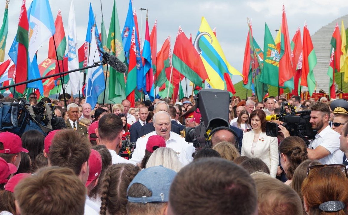 Участники акции почтили память героев Великой Отечественной войны в мемориальном комплексе «Курган Славы» в Минске