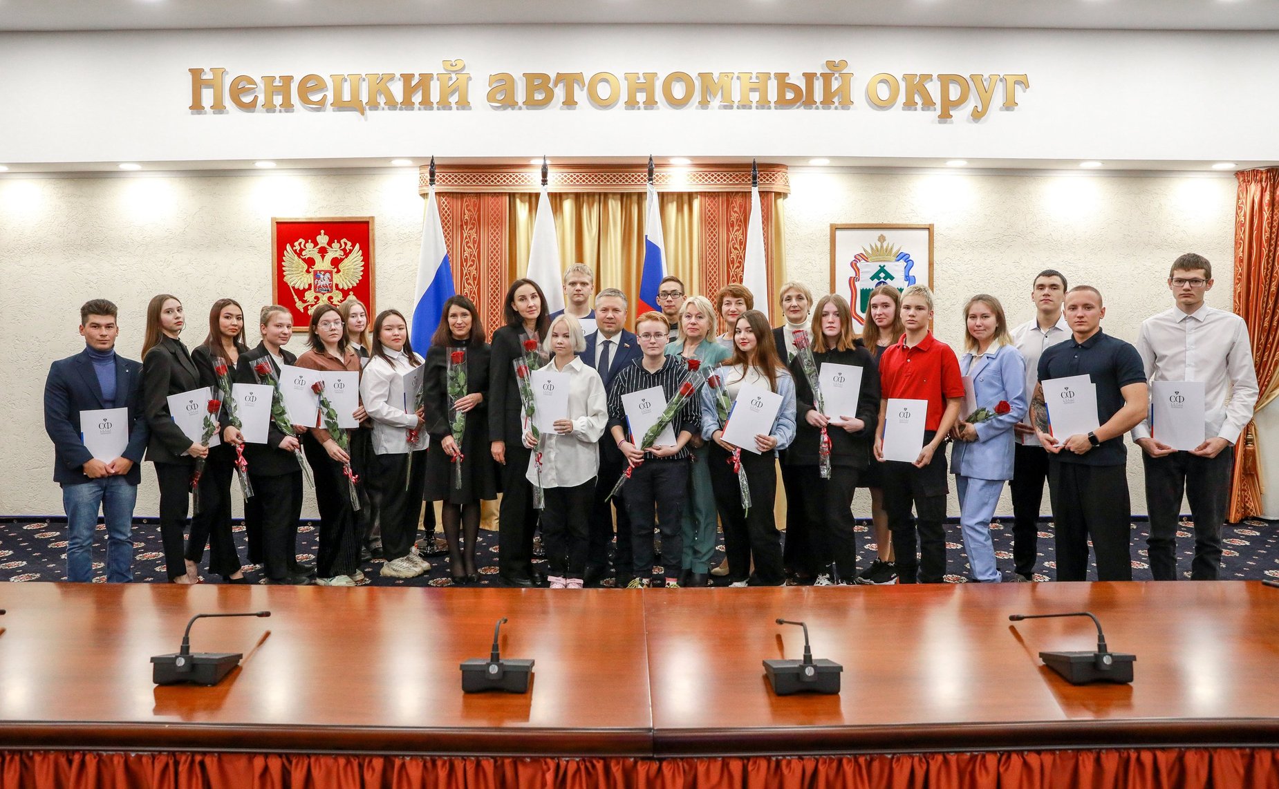 Денис Гусев вручил именные стипендии лучшим студентам учреждений профессионального образования Ненецкого АО