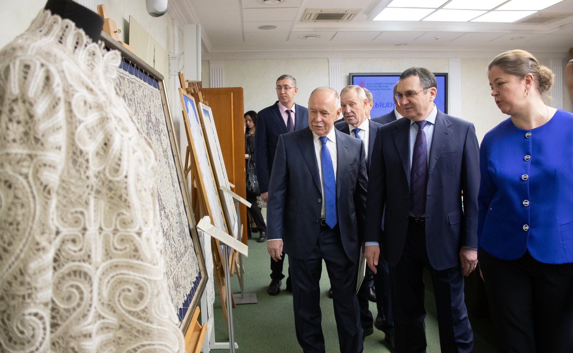 Осмотр выставки продукции предприятий сельхозпроизводителей