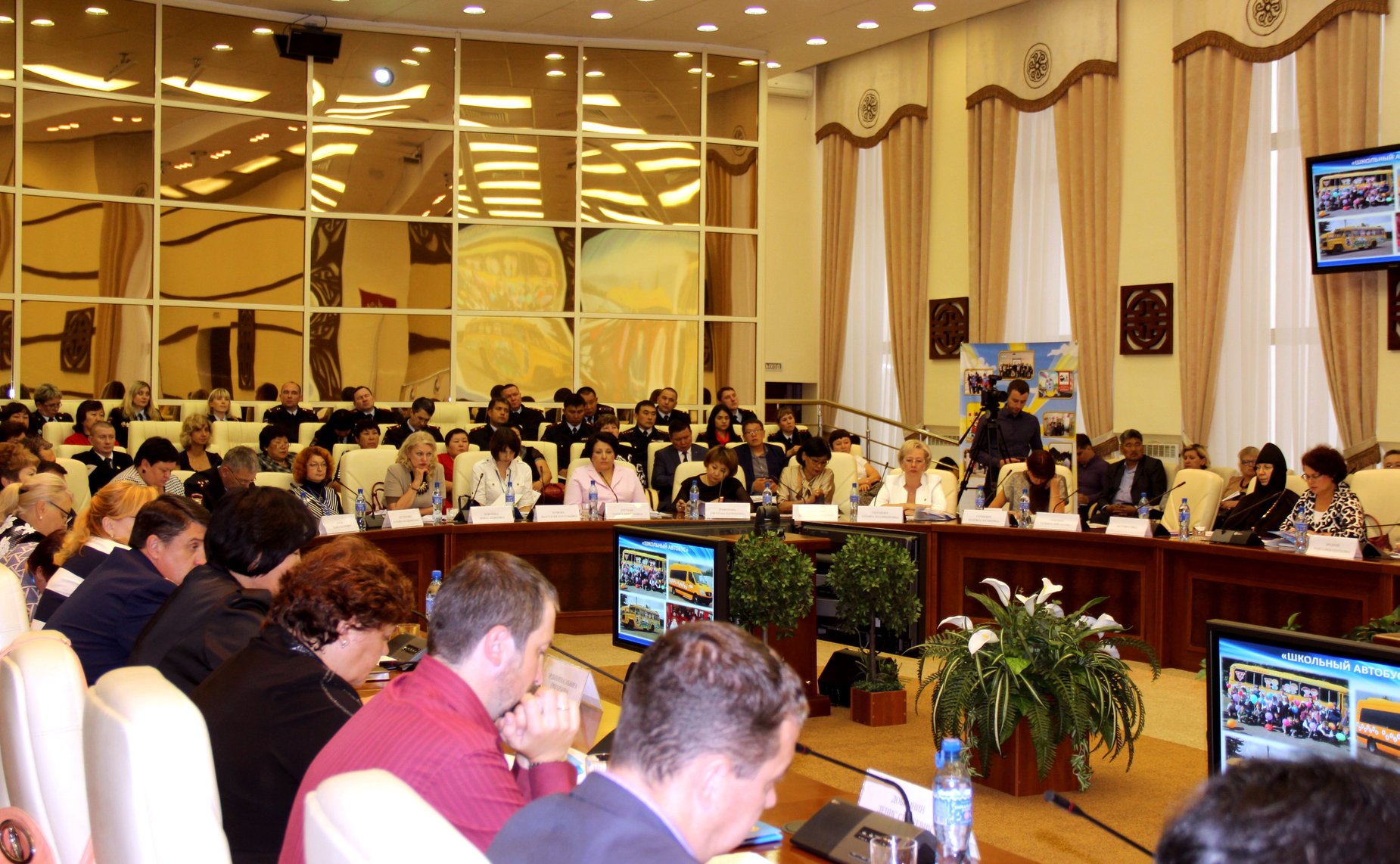 В зале конференции «Безопасность детей. Профилактика детского травматизма на дорогах»