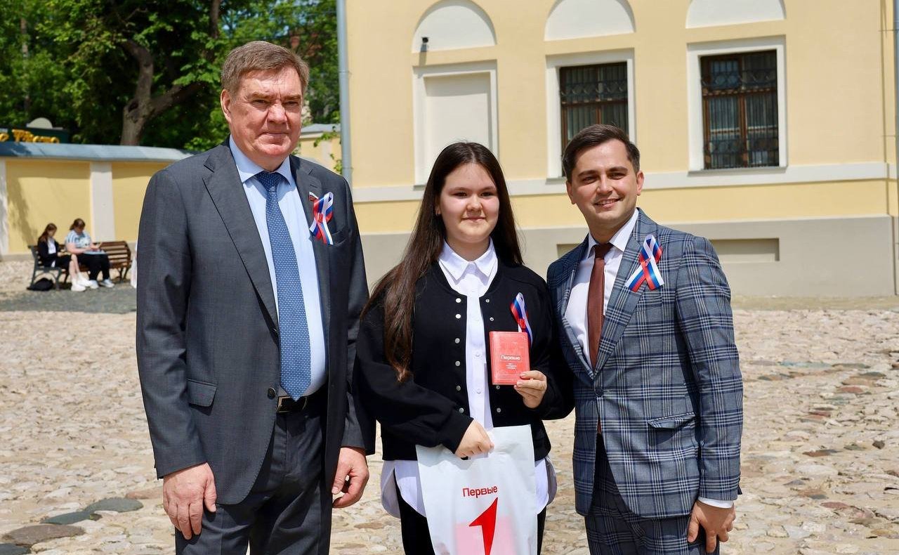 Александр Савин в ходе поездки в регион принял участие в торжественной церемонии вручения паспортов юным жителям области