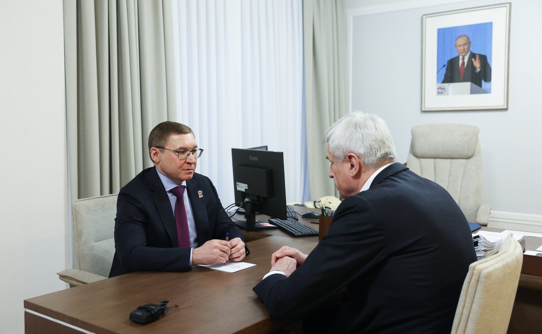 Владимир Якушев обсудил с губернатором Магаданской области Сергеем Носовым вопросы поддержки участников СВО и их семей в регионе
