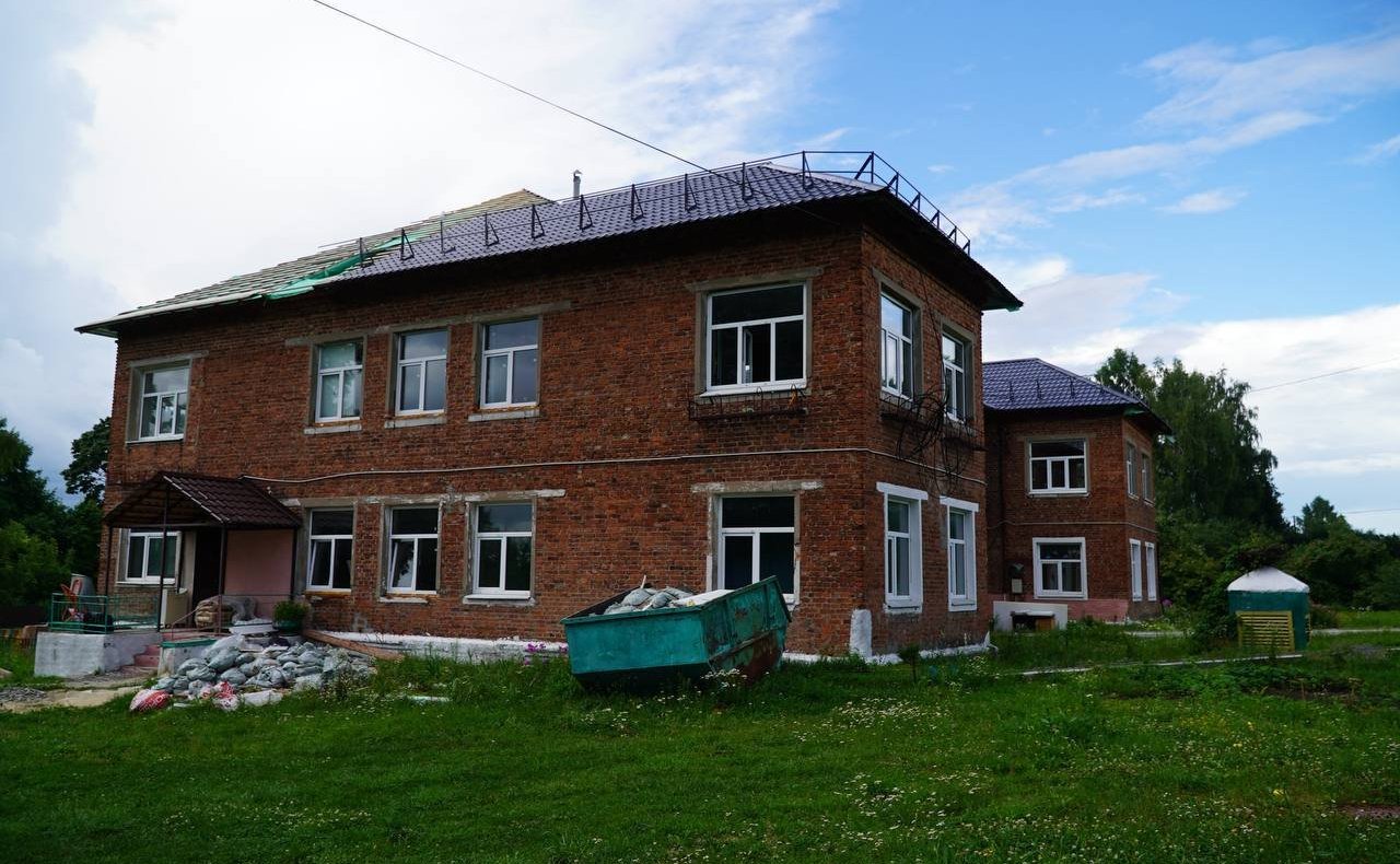 Александр Савин в рамках поездки в регион посетил город Сухиничи. Сенатор осмотрел ход капитального ремонта в Середейской школе и детском саду №162