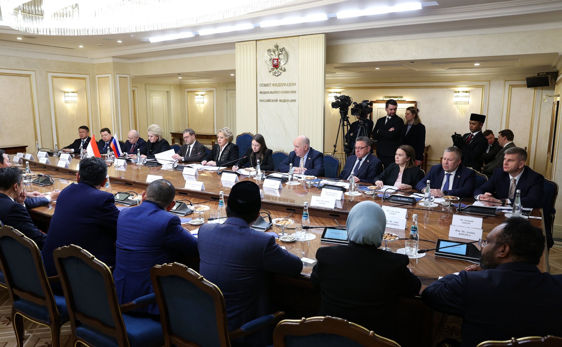 Валентина Матвиенко провела встречу с Председателем Совета представителей регионов Республики Индонезии Султаном Бактиаром Наджамундином