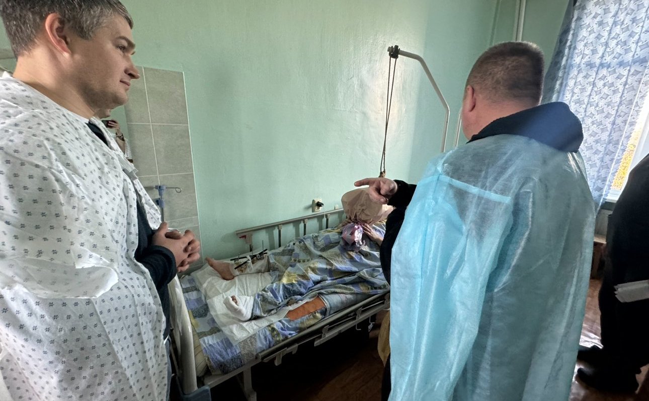 Игорь Кастюкевич посетил два лечебных учреждения республики Крым, где в настоящее время проходят лечение жители Бехтер, пострадавшие в результате обстрела школы со стороны ВСУ