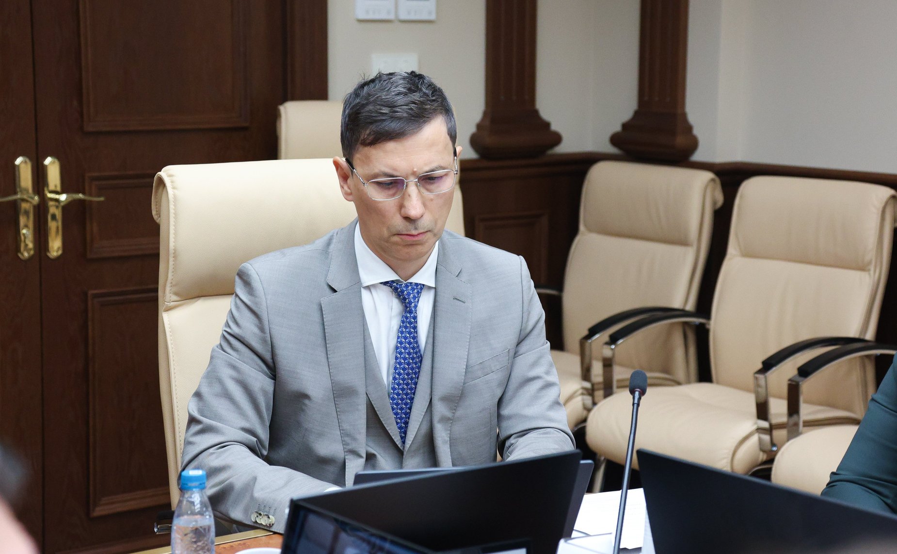 Совещание Комитета СФ по экономической политике «Вопросы увеличения производства автомобилей для оказания услуг такси с учетом требований к уровню их локализации»