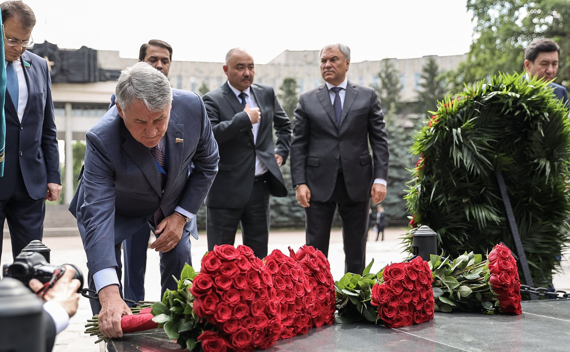 Главы парламентских делегаций государств-членов ОДКБ возложили венок и цветы к Вечному огню, почтив память советских воинов, павших в годы Великой Отечественной войны