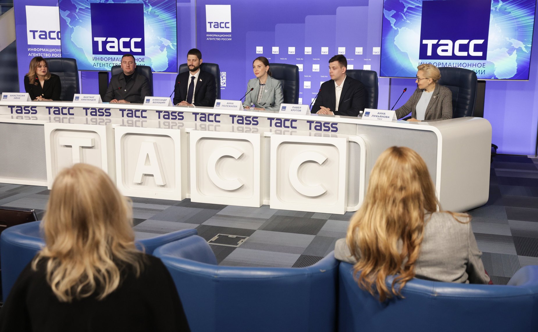 В пресс-центре ТАСС сенатор РФ Александр Волошин принял участие в пресс-конференции, посвященной проведению с 9 по 19 мая в России и Республике Беларусь просветительской молодежной экспедиции «Код непокоренных»