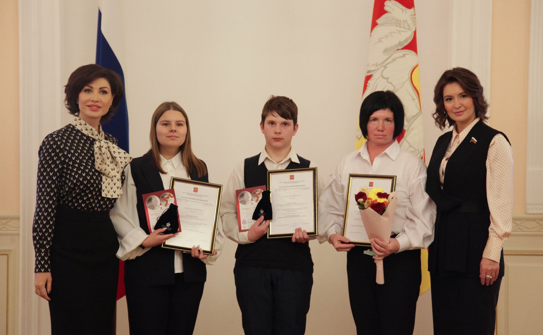 Маргарита Павлова в канун Дня народного единства вручила благодарности и призы школьникам — победителям VII Всероссийской творческой школы-конкурса «Портрет твоего края»
