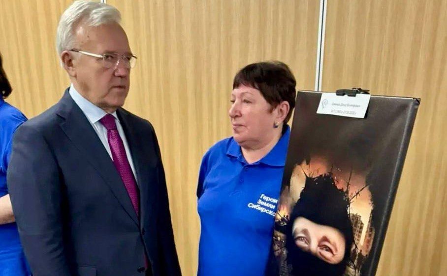 Александр Усс посетил фотовыставку «Посмотри в глаза герою»