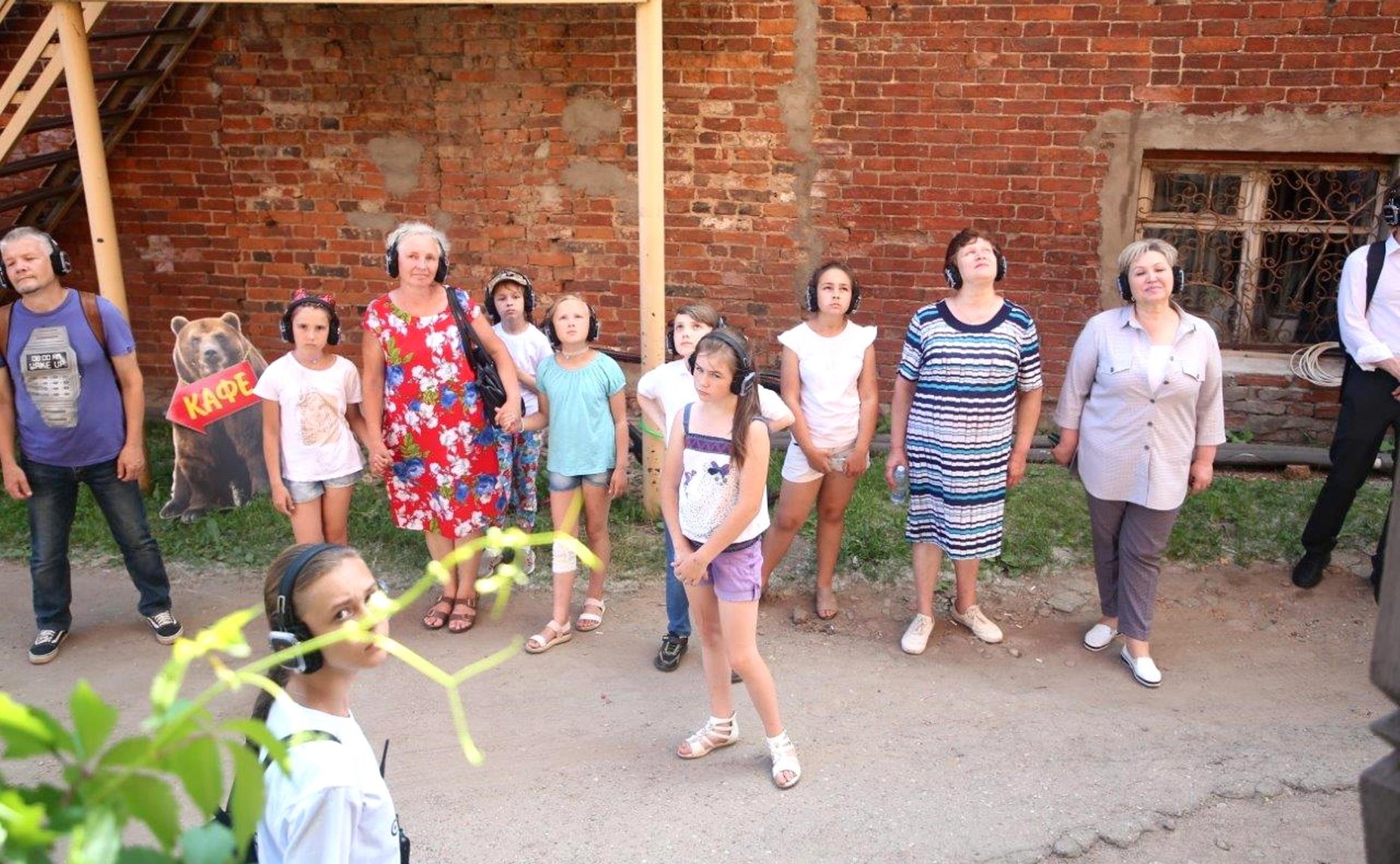 Елена Писарева в рамках работы в регионе пригласила новгородские приемные семьи на иммерсивный спекталь-променад «Слушай Новгород»