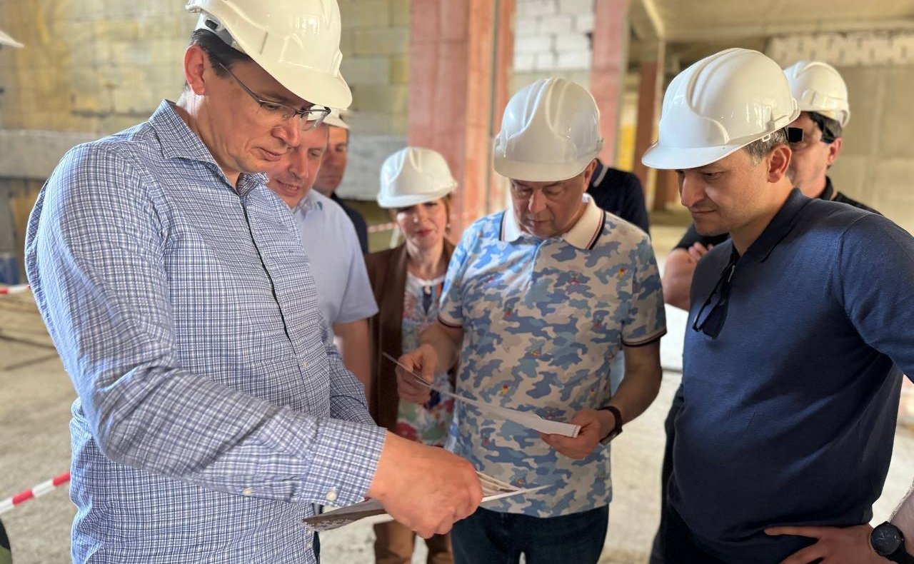 Анатолий Артамонов в Кисловодске посетил стройплощадки социальных объектов